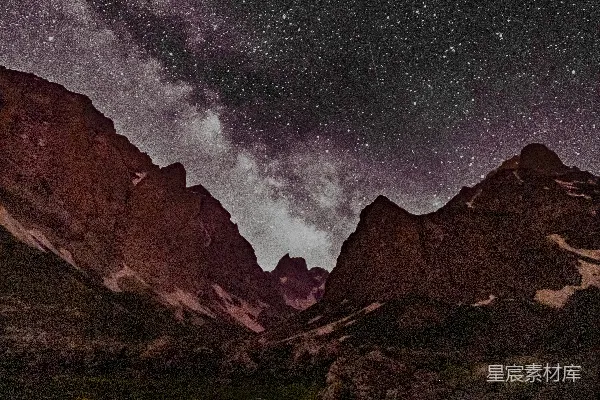 高清摄影 在银河和群山之间，一顶绿光闪闪的帐篷。