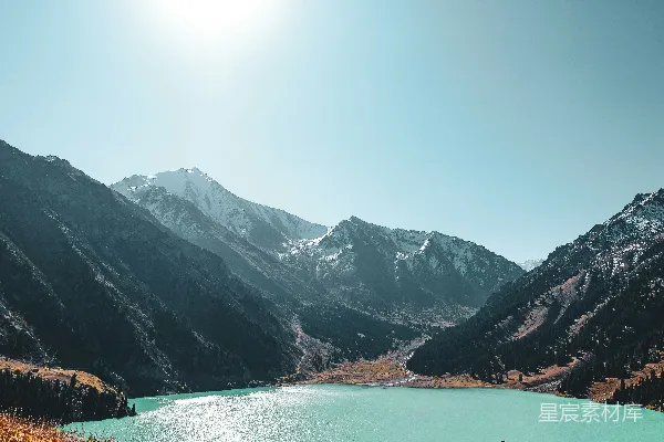 高清摄影 山峦环绕的水域白天景色