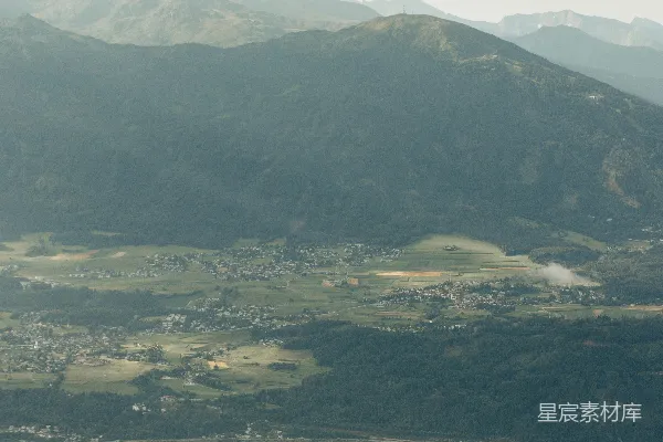 高清摄影 许多帐篷坐落在山上，俯瞰着山谷。