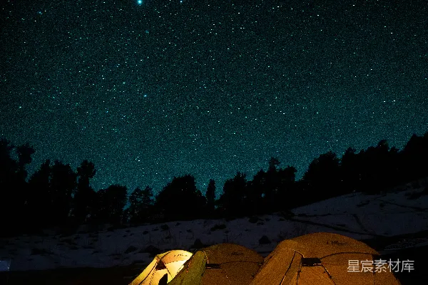 高清摄影 帐篷在繁星点点的夜空下被照亮。