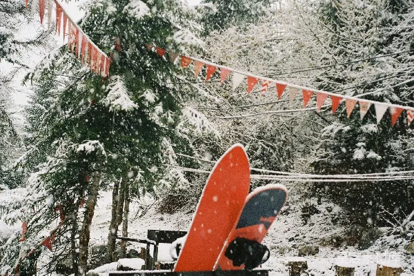 高清摄影 一个红色的滑雪板放在覆盖着雪的地面上