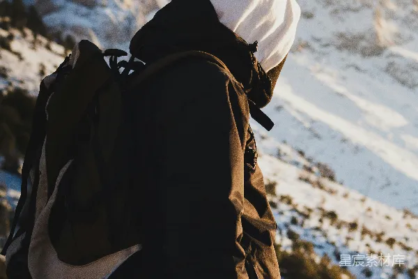 高清摄影 背着背包的人正在看雪山。