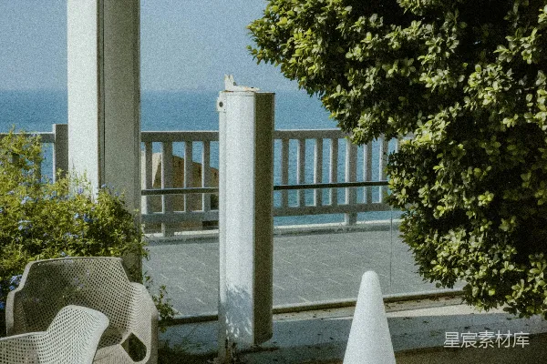 高清摄影 带有椅子的露台，绿色灌木丛和海景。