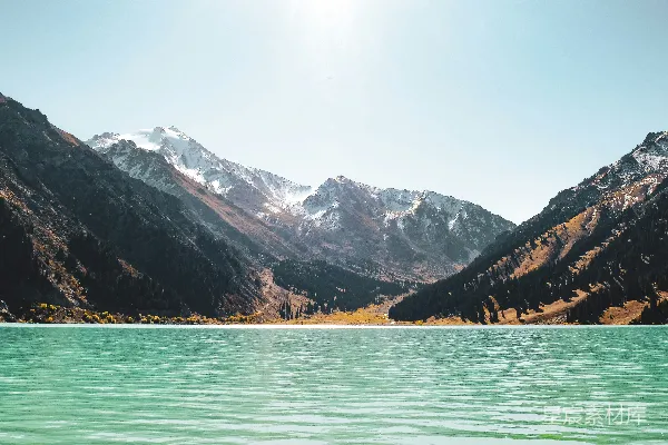 高清摄影 雪山覆盖下的湖景