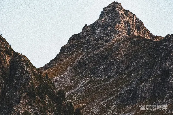 高清摄影 棕色和灰色的岩石山在白天的蓝天背景下。