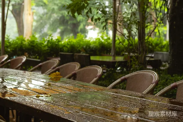 高清摄影 雨中的户外咖啡桌和椅子