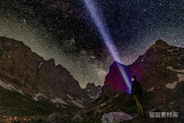 高清摄影 在星空下，帐篷发光，人在山上照耀光芒。