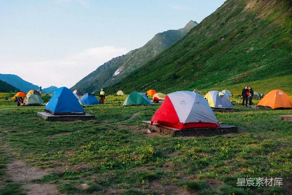 高清摄影 帐篷露营地被群山环绕。