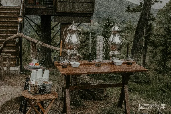 高清摄影 棕色木桌上的透明玻璃水壶