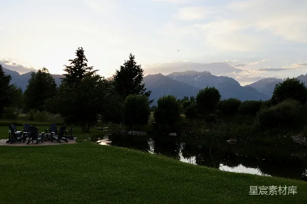 高清摄影 夕阳西下，山峦倒映在池塘中，户外设座。