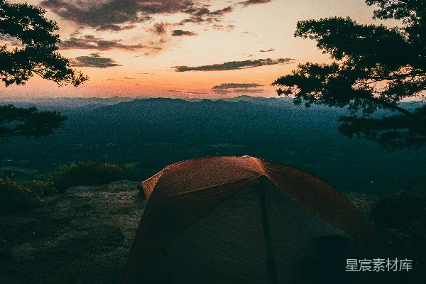 高清摄影 夕阳西下时，绿草地上有一个灰色帐篷。