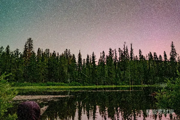 高清摄影 一个人在有反射的湖边观看星空。