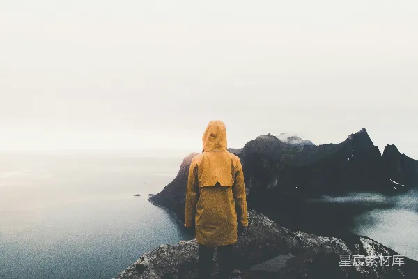 高清摄影 站在悬崖边的人