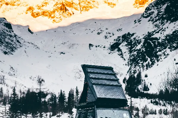 高清摄影 一辆露营车停在雪景中的山地景观中。