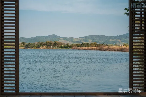 高清摄影 通过一个木框看到风景优美的湖泊景色。