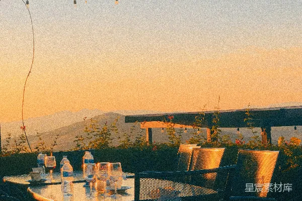 高清摄影 户外餐桌套装，桌面上放有瓶装水，可俯瞰群山。