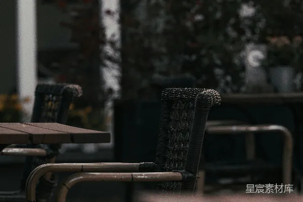 高清摄影 空旷的户外咖啡馆座位区，有藤椅。