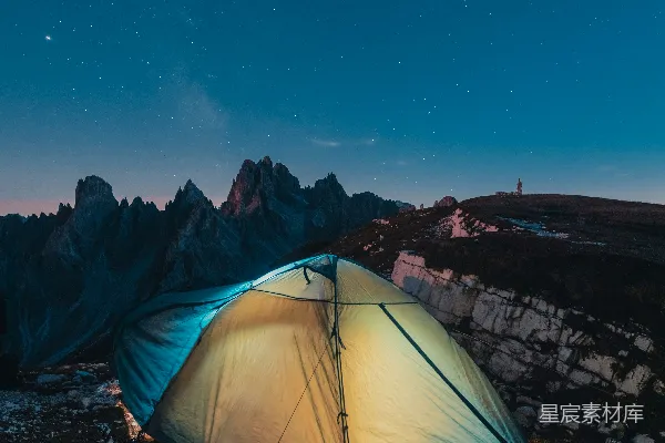 高清摄影 在山里夜晚搭建的帐篷