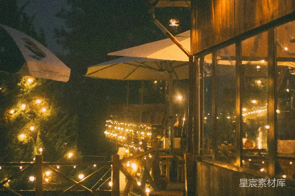 高清摄影 夜晚的温馨木屋，挂着串灯。