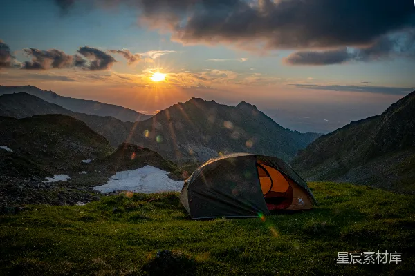 高清摄影 在夕阳西下的山景中搭起的帐篷。