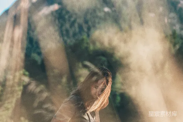 高清摄影 选择性焦点摄影中的穿着蓝色牛仔裤的女人