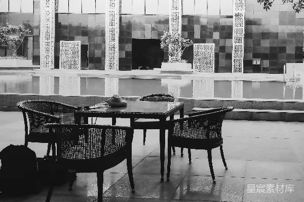 高清摄影 一张黑白照片，展示了一张桌子和椅子。
