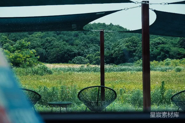 高清摄影 户外带遮阳篷的座椅俯瞰着绿意盎然的风景。