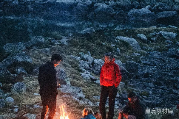 高清摄影 一群人在火堆周围。