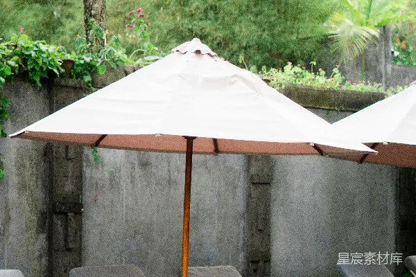 高清摄影 混凝土墙旁的躺椅和遮阳伞