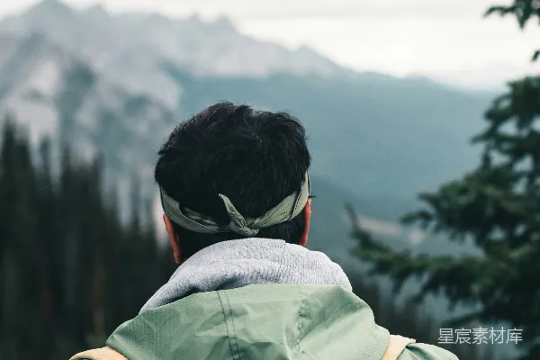 高清摄影 穿着绿色和黄色夹克的男人