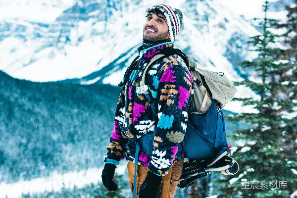 高清摄影 一个男人站在被雪覆盖的斜坡上