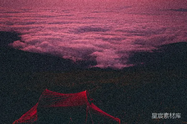 高清摄影 红帐篷在黑白云朵中，夕阳西下。