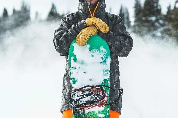 高清摄影 穿蓝色夹克和绿色裤子的人戴着黑红色的滑雪镜