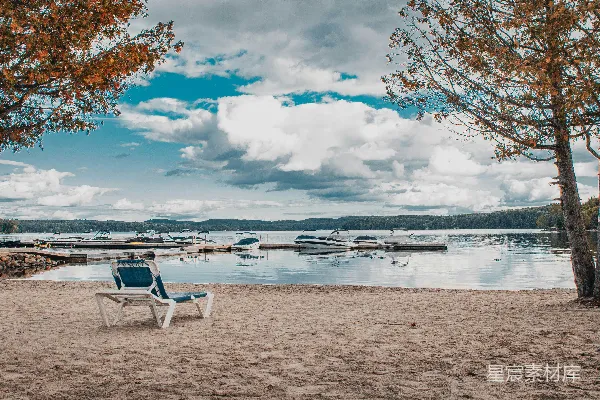 高清摄影 一把椅子放在海滩上，旁边是一片水域。
