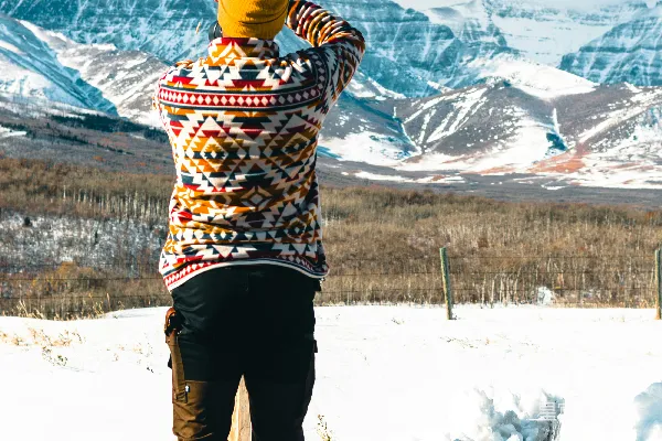 高清摄影 一个站在雪中的人，望着远处的山脉。