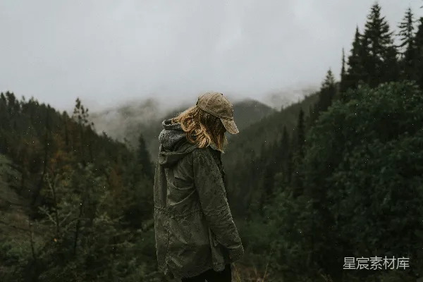 高清摄影 穿灰色外套的女人站在森林里