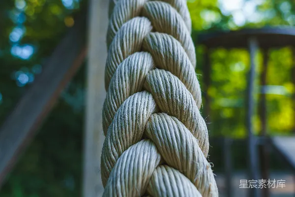 高清摄影 在操场上的绳子的特写照片