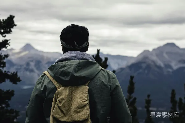 高清摄影 一个背着背包的男人在看山。