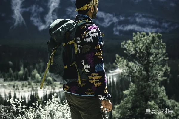 高清摄影 背着背包的男人看着山景