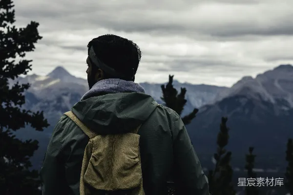 高清摄影 背着背包的男人看着山