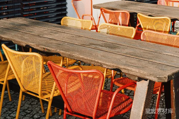 高清摄影 户外木桌旁五彩缤纷的椅子