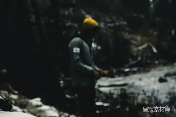 高清摄影 一个男人站在覆盖着雪的斜坡上