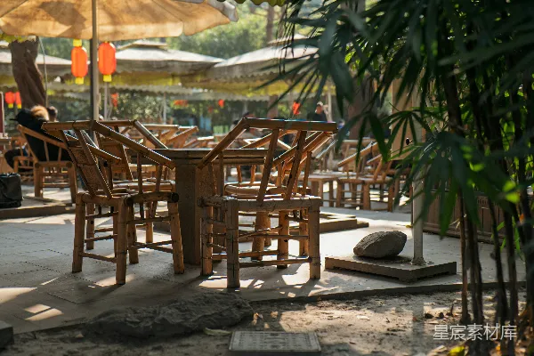高清摄影 户外用餐区，设有木质桌椅。