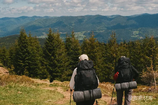 高清摄影 徒步旅行者在山路上欣赏美景。