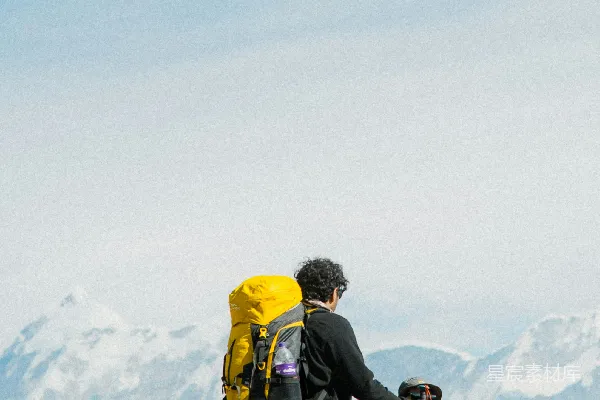 高清摄影 背着背包的两名徒步者沿着山路攀登。