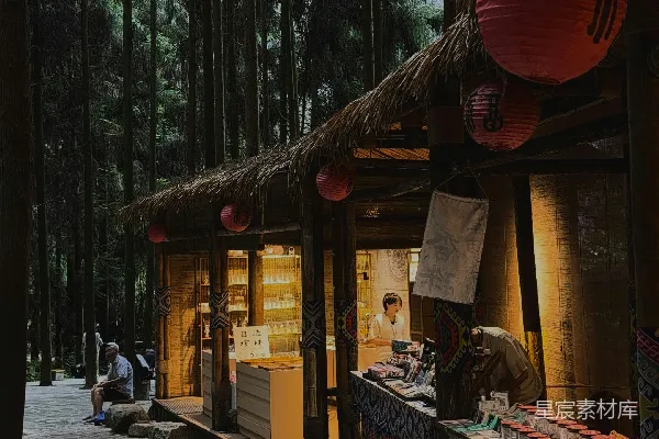 高清摄影 在黑暗的森林中，有一家乡村风格的商店，挂着红色的灯笼。