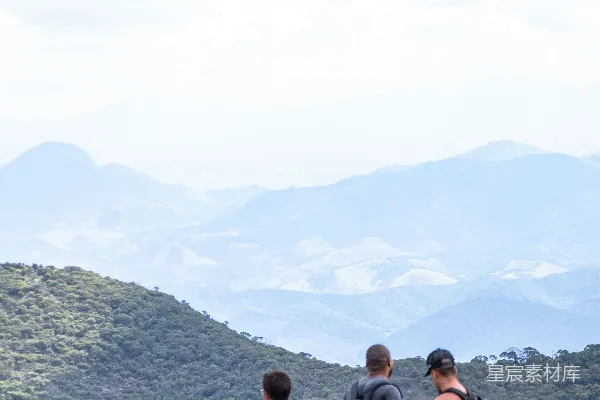 高清摄影 徒步旅行者欣赏着风景如画的山景。