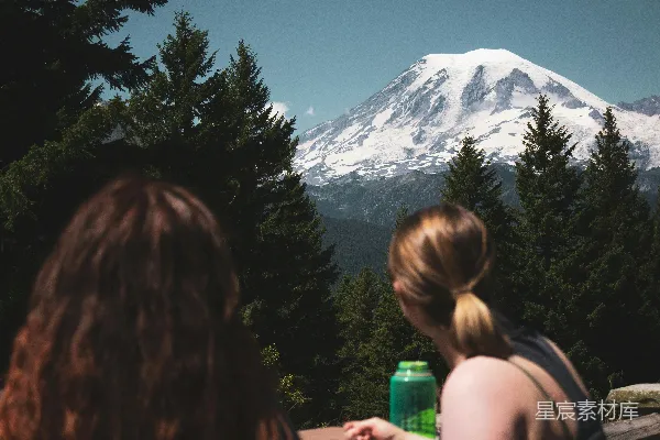 高清摄影 两名女子正在看这座山。