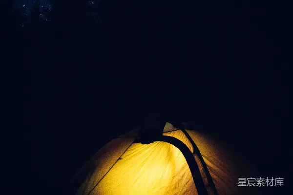 高清摄影 白色和黑色的露营帐篷