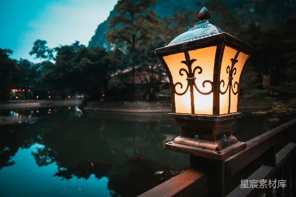 高清摄影 华丽的灯笼在黄昏时分映照在宁静的湖畔。